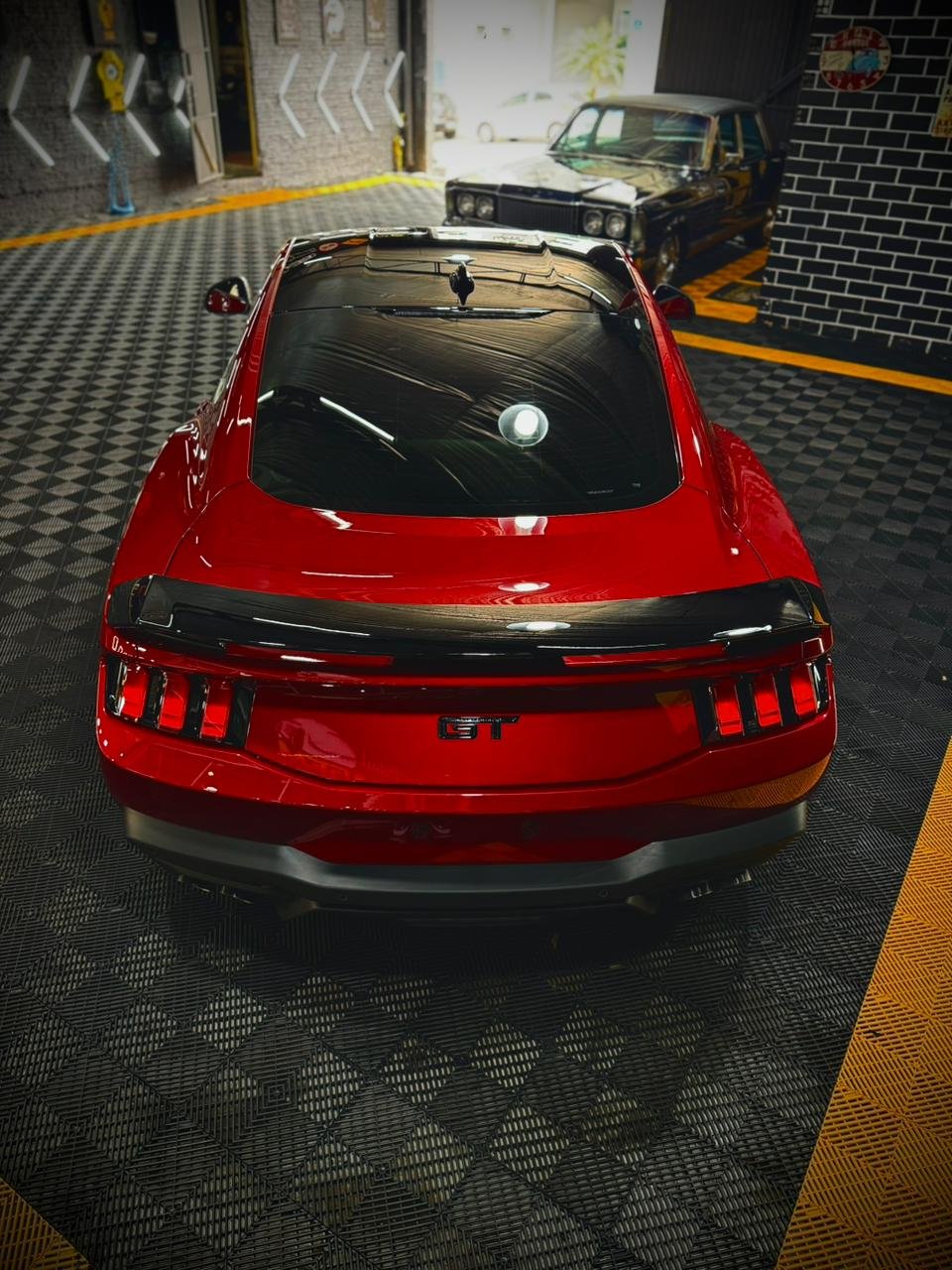 Trabalho de polimento técnico em carro premium