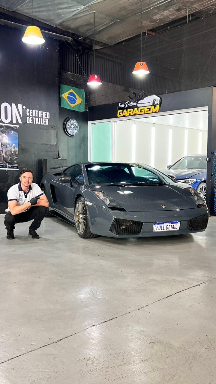 Veículo sendo preparado para detalhamento automotivo